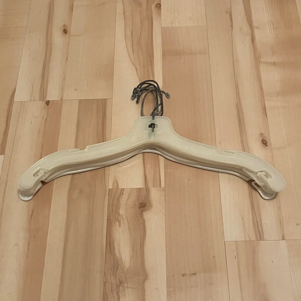 6 Plastic Clothing Hangers Clothes Hangers